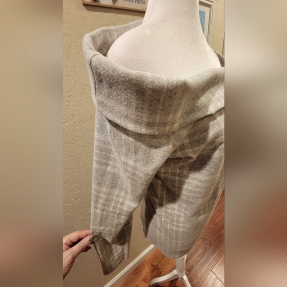 NWOT - Banana Republic Off-shoulder Flannel Sweater - Size L - Picture 2 of 5